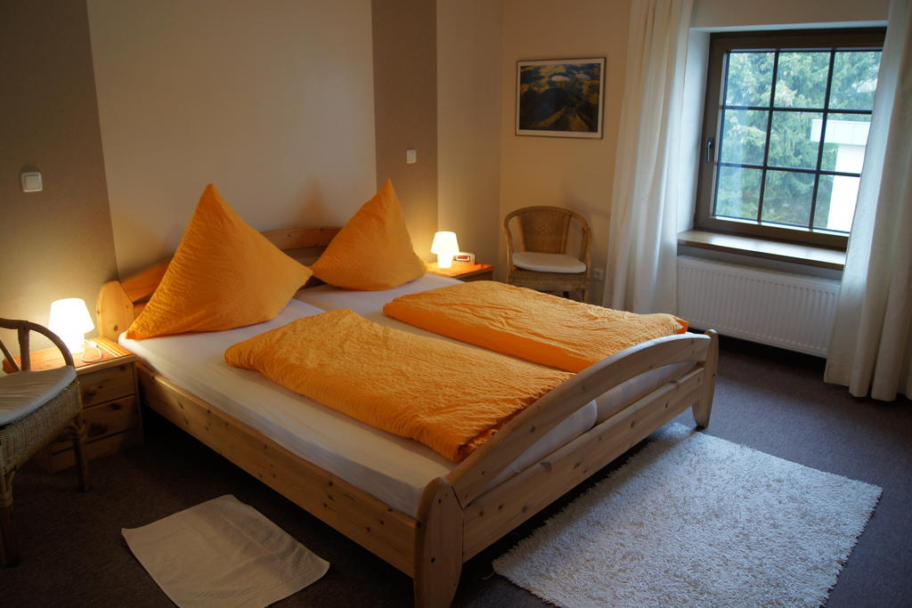 Pension Loni Theisen Kelberg Zimmer foto